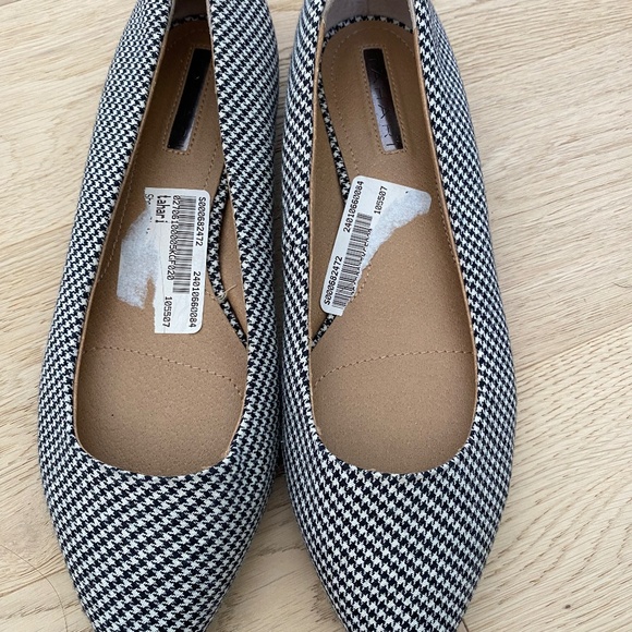 Tahari Pointed Toe Flats - Picture 1 of 3